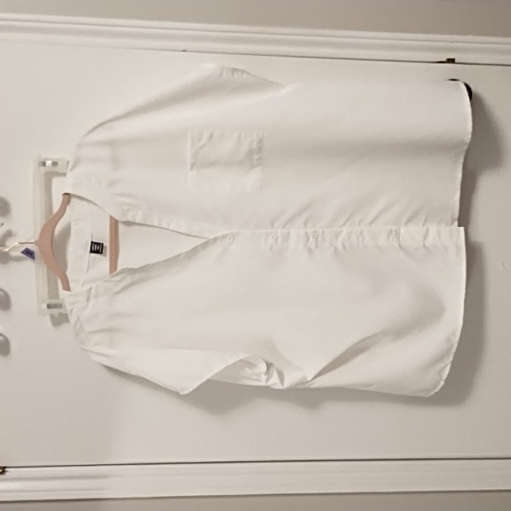White pocketed button down short sleeve shirt